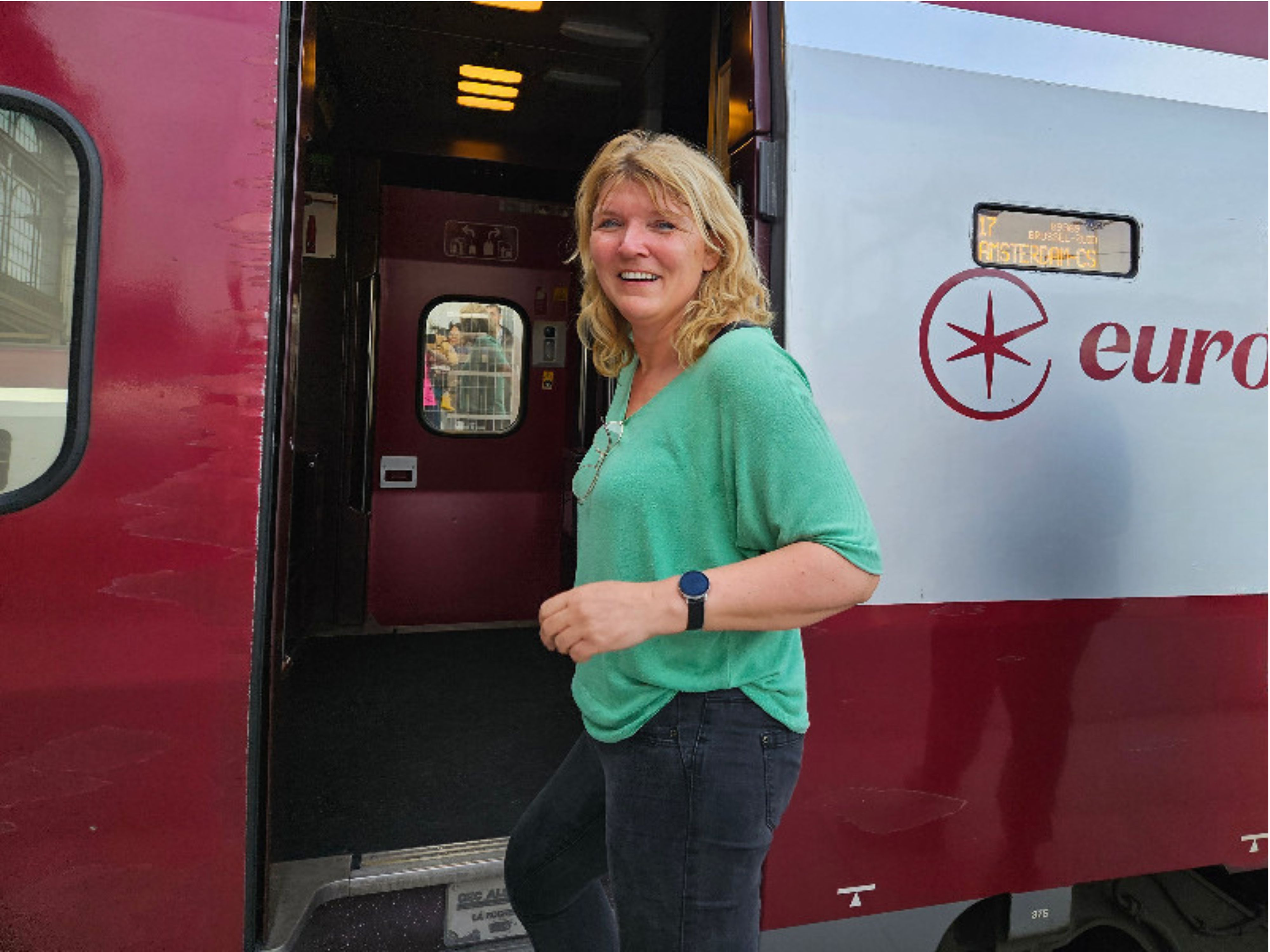 Sabine stapt in de Eurostar trein naar de sneeuw in Frankrijk