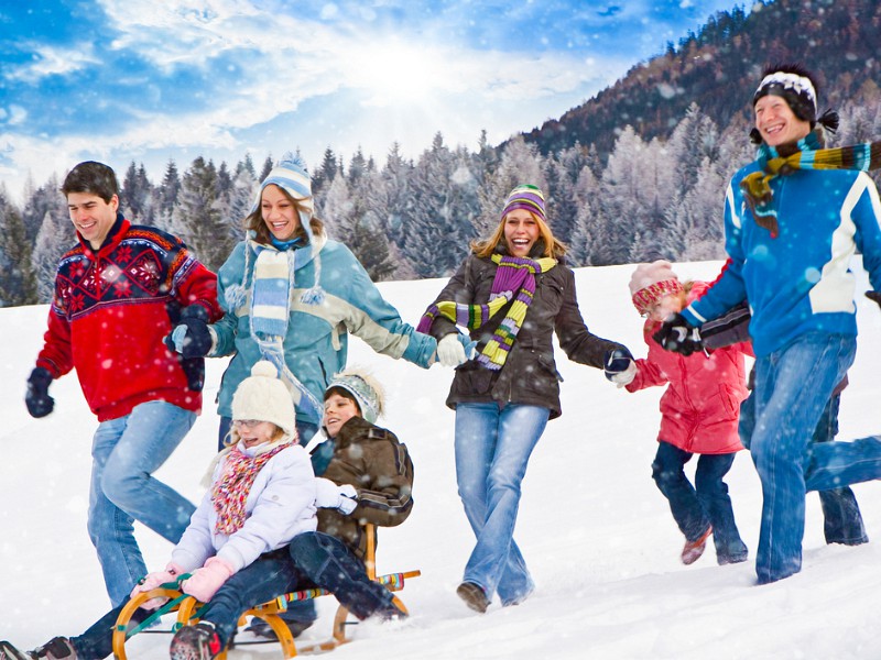 De hele familie heeft fun in de sneeuw