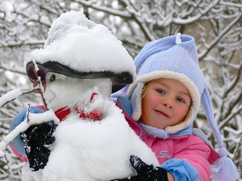 meisje met de sneeuwpop